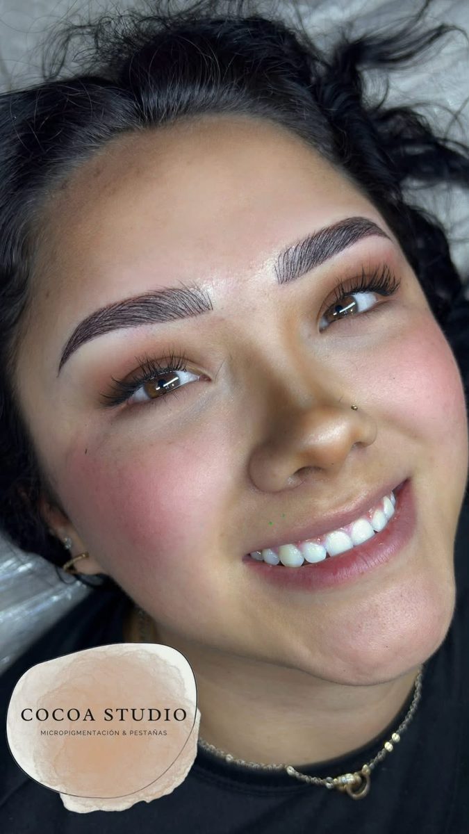 Resultado natural de micropigmentación de cejas en Cocoa Studio